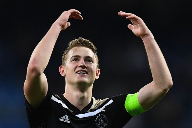 Thời gian qua, MU cùng ông lớn La Liga cùng tranh chấp tài năng hàng đầu Hà Lan, Matthijs de Ligt. Tới nay, cơ hội sở hữu trung vệ 19 tuổi đều chia đều cho cả 2 CLB. Song, mới đây, truyền thông Anh quốc bất ngờ cập nhật tin tức quan trọng liên quan đến tương lai trung vệ 19 tuổi và có lợi cho MU.