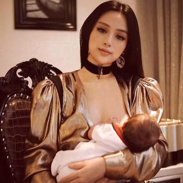 Ngay lập tức, hai bức ảnh ngực trần cho con bú của nàng hot girl Hà thành được khen ngợi "sang chảnh", đúng chất "Huyền Baby".