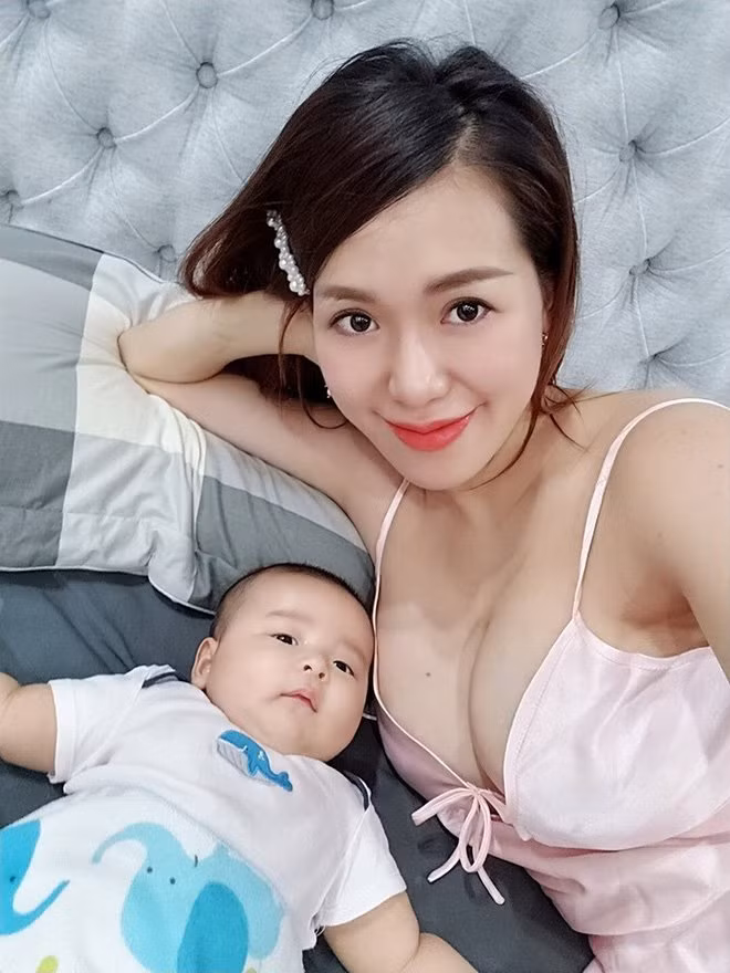 Chia sẻ về bức ảnh ngực trần cho con bú, Mai Thỏ viết trên trang cá nhân: "Tôi hạnh phúc khi tôi là chị mẹ 2 con...và vẫn còn ngon".