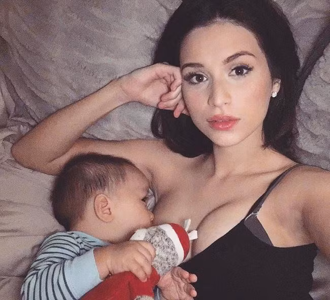 Không ít lần, hot girl Huyền Baby khoe ảnh cho con bú trên trang cá nhân và nhận vô vàn lời khen từ bạn bè cũng như fan hâm mộ.