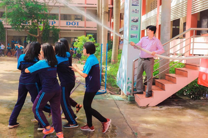 "Đúng là trường nhà người ta không bao giờ làm mình thất vọng" hay Trường mình là: "các em cứ việc mang bong bóng vào việc tịch thu và đập bễ cứ để thầy và bảo vệ lo" là những bình luận mà dân mạng để lại dưới bài đăng của người thầy hiệu phó làm "cơ trưởng" cho học sinh chơi bóng nước ngày bế giảng năm học.