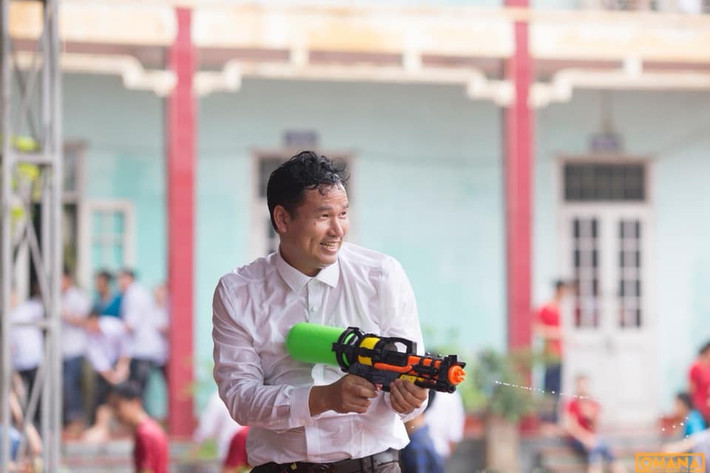 Bình thường, trong giờ học thì thầy cực kì nghiêm khắc với chúng em luôn , nhưng lúc chơi thì cũng là người chơi hết mình , vui vẻ và hoà đồng. Hôm đó nhạc mới nổi lên thầy cô còn quẩy sung hơn cả bọn em nữa". Ngọc Trâm chia sẻ thêm.