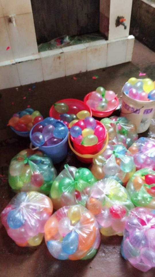 Hàng trăm quả bóng nước được các bạn học sinh chuẩn bị để cho ngày lễ bế giảng ướt át của mình.