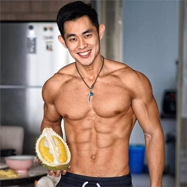 Chỉ bằng việc chụp ảnh và đăng hình cơ thể săn chắc bên quả sầu riêng lên mạng xã hội, những chàng trai này đã khiến dân mạng "bấn loạn".