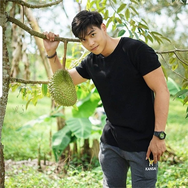 Các chàng trai khỏe mạnh, rắn chắc khoe hình thể với sầu riêng.