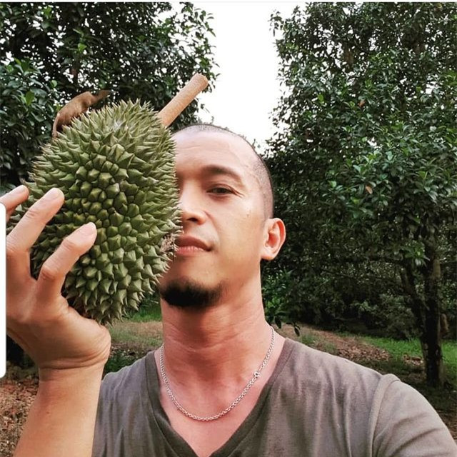 Chẳng cần phải bổ ra, nhiều chàng trai cho rằng chụp ảnh với loại hoa quả gai góc như sầu riêng thì "auto" đẹp.
