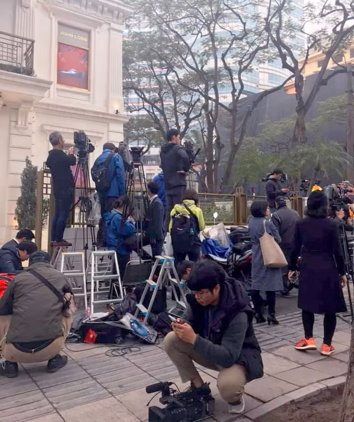 Phóng viên đông và ai cũng muốn chọn cho mình vị trí đẹp để tác nghiệp ở Hội nghị thượng đỉnh Mỹ-Triều nên không hiếm các trường hợp chọn chỗ "oái oăm" đã được ghi lại.