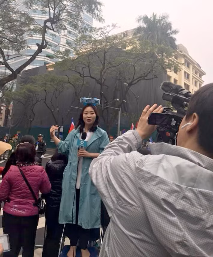 Nữ BTV Hàn Quốc có chiếc nơ vô cùng đẹp nhưng nhìn xuống chân thì cô ấy đã chọn cho mình một chiếc ghế khá cao để tác nghiệp.