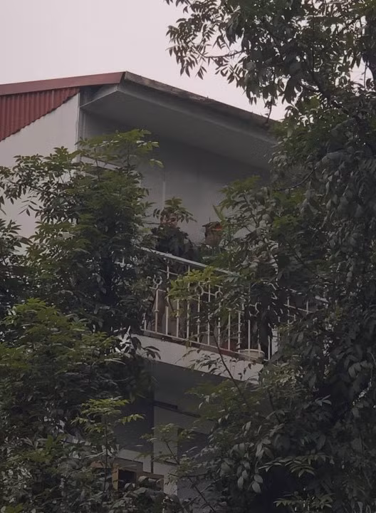 Một phóng viên Nhật Bản đã xin phép lên nhà dân để tác nghiệp nhưng do không đảm bảo an ninh nên đã bị lực lượng chức năng yêu cầu xuống.