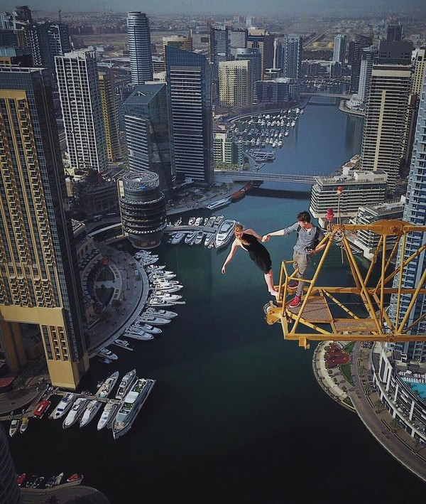 Một trào lưu khác có tên rooftopping (chụp ảnh tự sướng tại những nơi có độ cao và nguy hiểm như nóc nhà chọc trời) mà không có bất kỳ phương tiện bảo hộ nào cũng một thời "làm mưa làm gió" trong cộng đồng mạng.