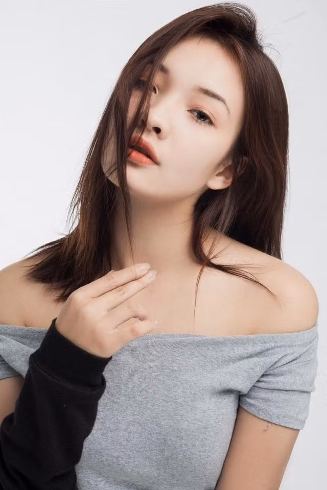 Gương mặt Kamilla được nhận xét vừa mang nét sắc sảo, gợi cảm, giống nhiều hot girl Đông Âu vừa có vẻ đẹp đậm chất Á Đông. Nước da trắng và đôi môi dày quyến rũ của 9X là những điểm nổi bật thu hút ánh nhìn của người đối diện.