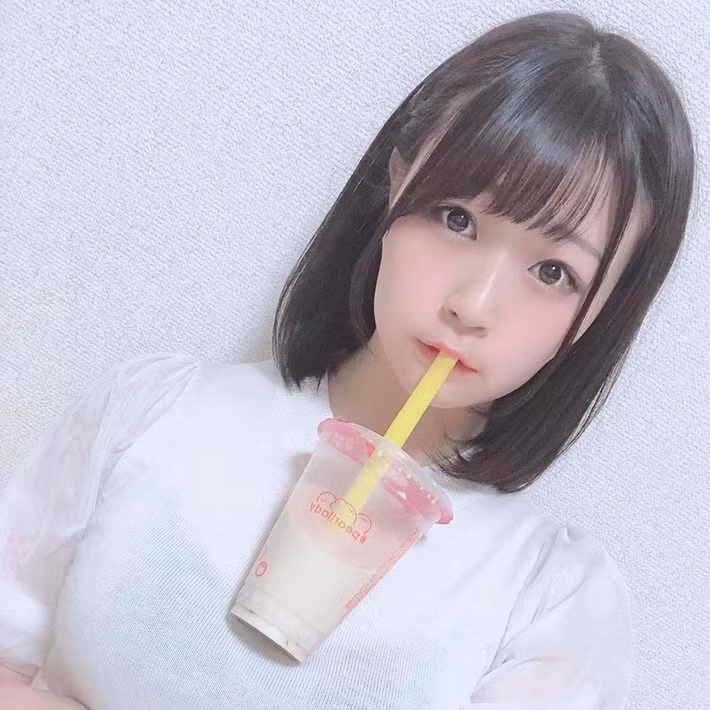 Trong bức vẽ được đăng tải, cô gái xinh đẹp không cần dùng tay, chỉ dùng bộ ngực khủng của mình thay chiếc bàn, đặt cốc trà sữa lên đó, trực tiếp uống.