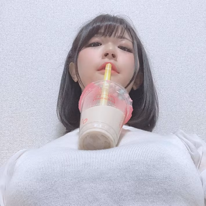 Theo tìm hiểu, trào lưu khoe ngực trá hình này xuất phát từ tài khoản twitter của một họa sĩ truyện tranh Nhật Bản.