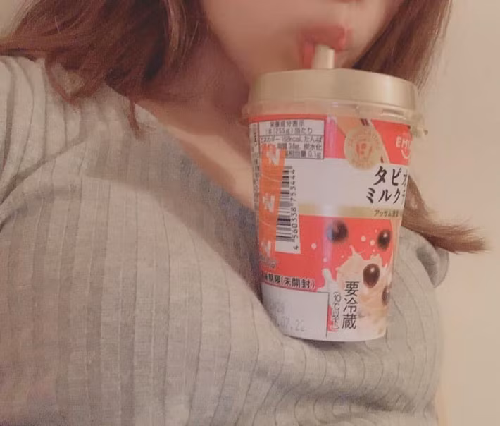 Được biết, với thử thách này, một số cô gái ngực nhỏ đã thất bại trở thành trò cười cho mọi người. Trong khi đó, một chàng trai lại dùng cơ ngực lớn của mình, thực hiện thử thách "buông tay uống trà sữa" thành công, khiến mọi người không khỏi ngạc nhiên, bội phục.