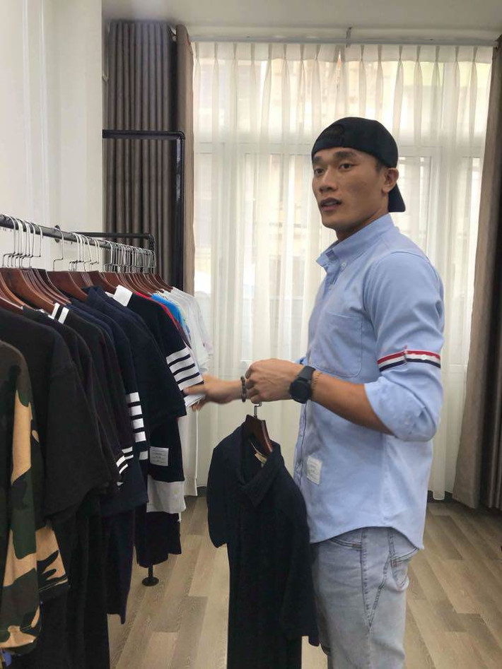 Trước khi nổi tiếng, căn nhà của thủ môn U23 Việt Nam - Bùi Tiến Dũng chỉ đơn sơ, nhỏ bé nằm trong một ngôi làng dân tộc Mường thuộc huyện Ngọc Lặc - Thanh Hóa. Nhưng sau khi vụt sáng thành ngôi sao, cầu thủ này đã xây dựng cho gia đình một căn nhà khang trang và rộng rãi hơn rất nhiều.