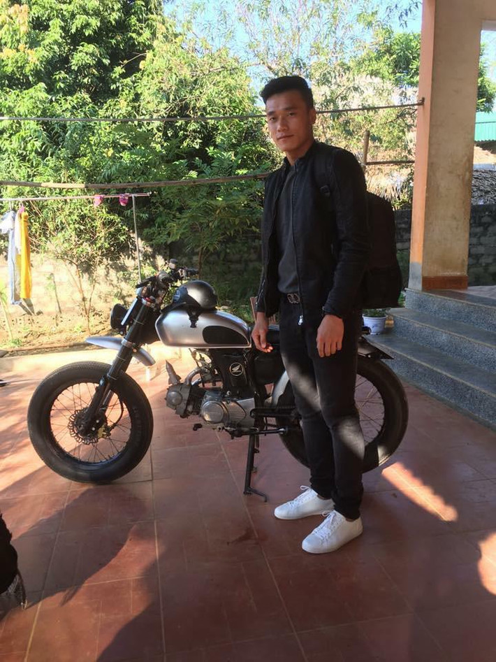 Chiếc mô-tô dòng cafe race cũng trở thành món đồ được Tiến Dũng sắm sau khi vụt sáng cùng U23 Việt Nam.