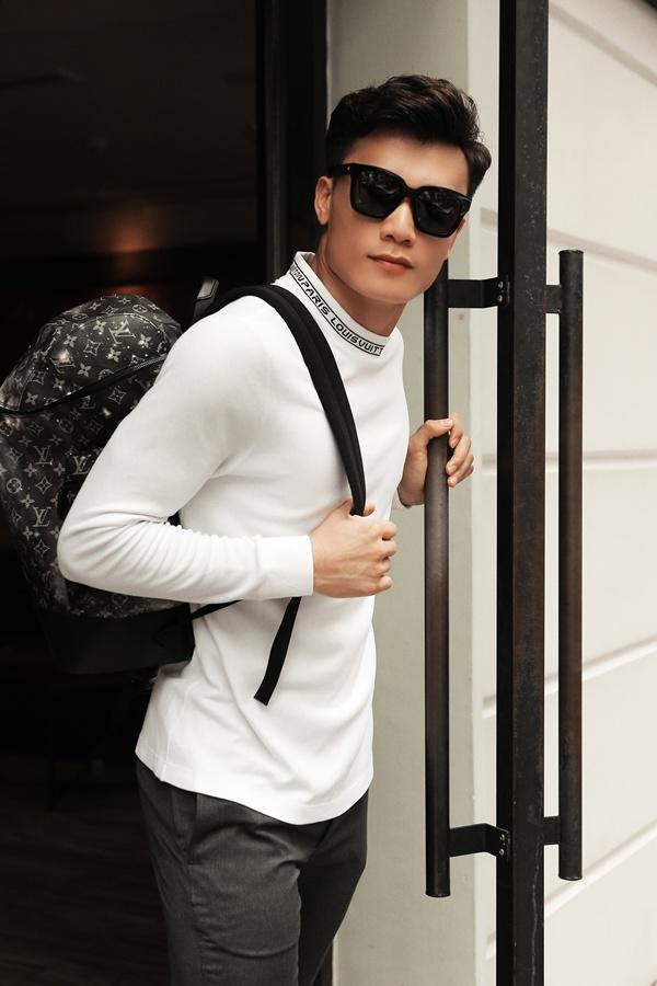 Bên cạnh việc xây nhà, cách ăn mặc của Tiến Dũng cũng thay đổi nhiều. Mới đây, các fan đã soi ra set đồ có giá gần 100 triệu đồng của thủ môn đội tuyển U23 Việt Nam này mới diện.