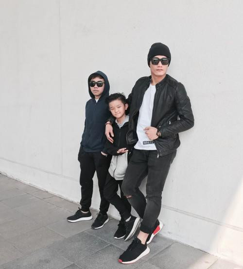 Tông màu đen được anh ưu tiên lựa chọn hàng đầu trong phong cách thời trang của thủ môn số 1 U23 Việt Nam.