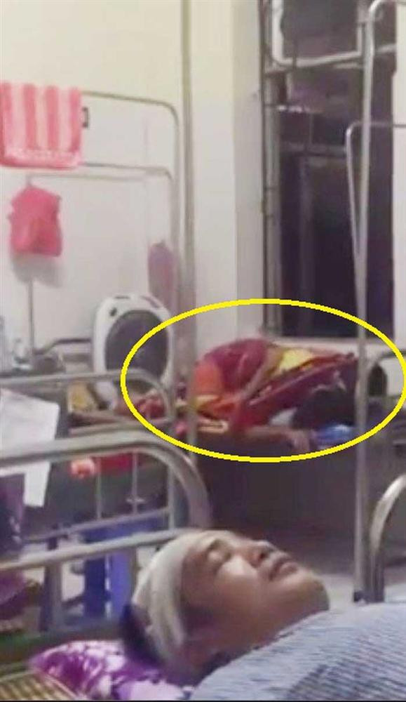 Đôi nam nữ không rõ là bệnh nhân hay người nhà đến trông bệnh nhân đã vô tư diễn cảnh nóng, ân ái ngay trên chiếc giường bệnh. Họ bất chấp sự có mặt của những người trong phòng.