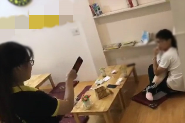 Trong clip, hành động "mây mưa" của đôi trẻ được ghi lại rất rõ. 3 nữ nhân viên quán sau đó đã xuất hiện, một người nói với đôi trẻ bằng giọng khá gay gắt.