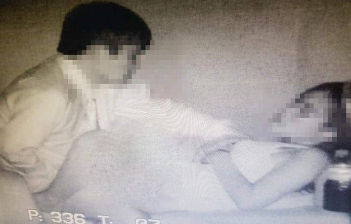 Bức ảnh cho thấy, cặp đôi này đang thực hiện hành vi quan hệ tình dục trong rạp chiếu phim. Ở đó, khá đông các khán giả đang chăm chú xem phim.