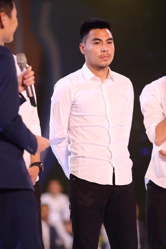 Đức Huy vừa bình phục sau triệu chứng mất trí nhớ tạm thời. Chấn thương gặp phải sau trận đấu với tuyển Iran tối qua 13/1 khiến anh chàng mất một phần kí ức về những sự việc đã diễn ra trong ngày 13/1.