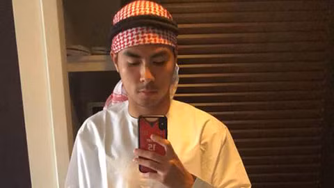 Hành động đầu tiên sau khi lấy lại trí nhớ của tiền vệ đội tuyển Việt Nam này đã khiến fan bật cười khi nhận ra đây đích thị là chàng "Hoàng tử Ả-rập" lầy lội đã lộ diện.