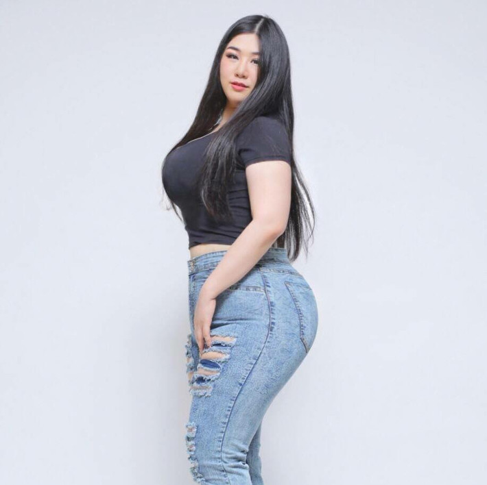 Tuy nhiên, trên MXH mới đây các dân mạng đã dẫn chứng rằng có những cô nàng béo trở thành chuẩn vẻ đẹp 2019. Thậm chí còn đẹp đến "vi diệu" khiến không ít người phải ngoái lại ngắm nhìn.