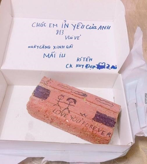 Khi các chị em đang hí hửng mình sẽ được tặng những món quà mùng 8/3 mang nhiều giá trị vật chất thì đây là cái kết.