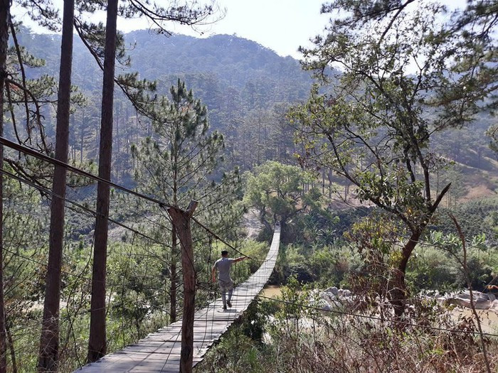 Vì đường đi tới cây cầu treo La Bá rất khó, nhiều dốc cao, nhiều đá, nhỏ hẹp, có đoạn chỉ chứa được 1 bánh xe mà lại 1 bên vực, 1 bên cỏ cây nên cần 1 tay lái cứng.