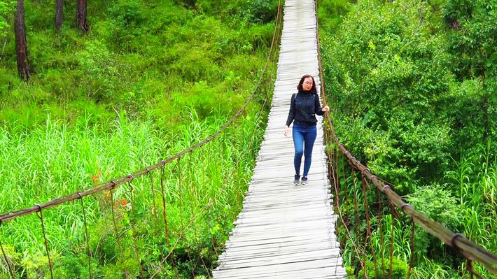 Cầu treo La Bá là con đường đi lại hàng ngày của nhiều người dân sinh sống nơi đây, khung cảnh ở đây còn rất hoang sơ, không có sự tác động của du lịch. Thế nên nhớ giữ ý thức, tránh phá hoại tài sản của người dân, không xả rác.