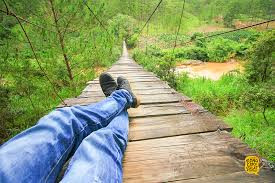 Vì là cầu dây treo và có xe máy qua lại thường xuyên, nên nó cũng rung lắc, hội "yếu tim" nhớ cân nhắc kỹ trước khi leo lên.