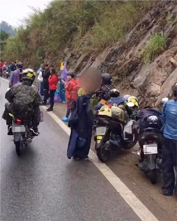 Theo như hình ảnh chia sẻ, nhóm phượt thủ này mặc trên người đủ thể loại trang phục bảo hộ. Nhưng khi gặp cơn mưa lớn, họ dùng áo mưa dùng một lần để ứng biến với trường hợp khẩn cấp. Khi tạnh, tất cả dừng lại bên vệ đường, bắt đầu cởi áo mưa và không ngần ngại vứt thẳng xuống con đường đèo đó. Một hành động xấu xí, khó chấp nhận.