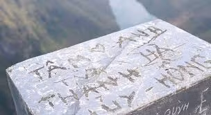 Khung cảnh nên thơ tại các địa điểm phượt đã không ít lần bị các phượt thủ vô ý thức bôi bẩn bằng bút xóa và thậm chí là dùng dao để khắc lên.