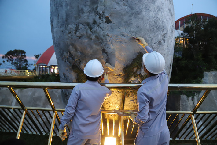 Chỉ sau vài phút những bức ảnh về việc sửa Cầu Vàng được đăng tải đã nhận về gần 7.000 lượt lượt chia sẻ của CĐM. Đa phần cư dân mạng đều gửi lời cảm ơn trước động thái xử lí nhanh - gọn - kịp thời này.