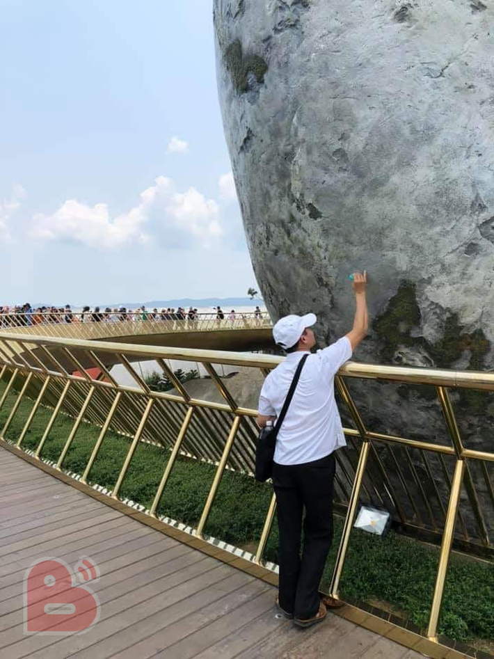 Sau khi hoàn thành "tác phẩm" của mình, nhân vật chính còn thản nhiên dùng điện thoại để tự sướng khiến CĐM phẫn nộ.