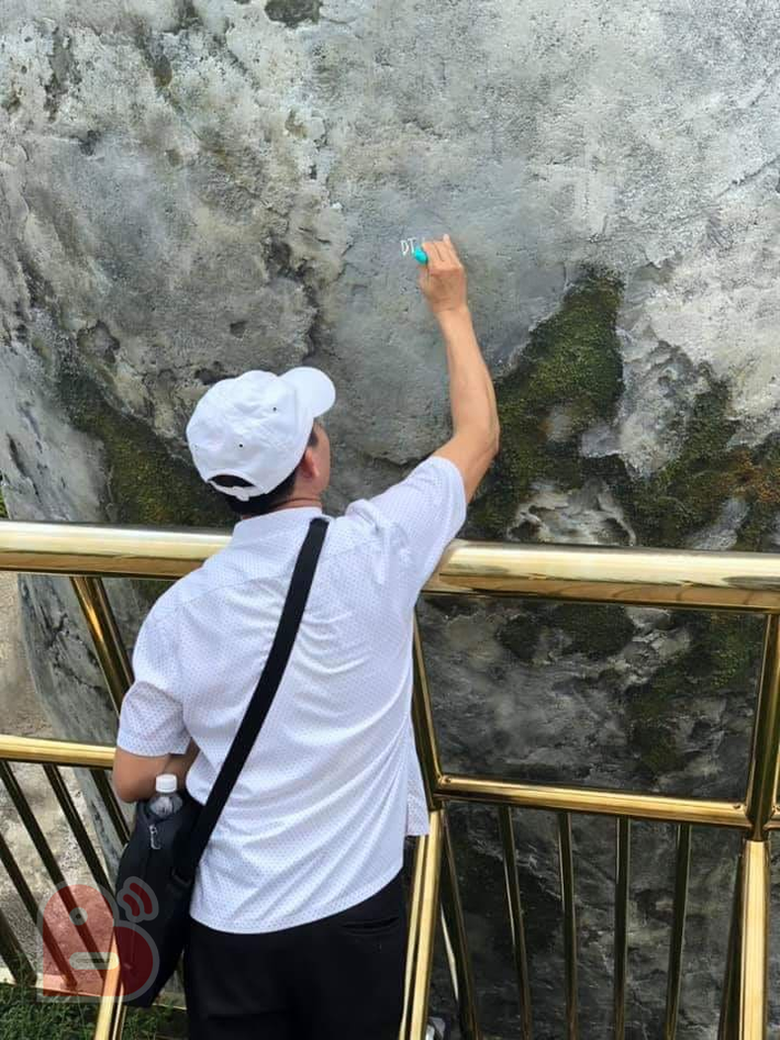 Trước đó, ngày 22/4, những hình ảnh ghi lại được, một thanh niên đã dùng bút xóa viết lên phần bàn tay điêu khắc bằng đá ở Cầu Vàng.