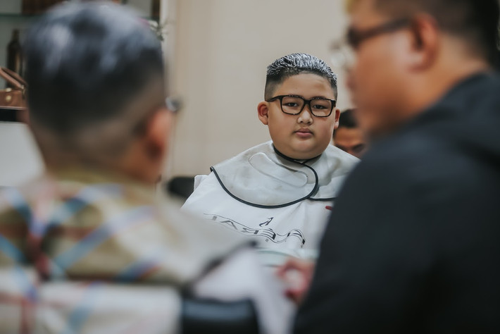 Theo Gia Huy cho biết: "Trước khi quyết định cắt tóc giống chủ tịch Kim Jong Un, con đã hỏi ý kiến bố mẹ và được sự đồng ý nên con đã đến tiệm và yêu cầu cắt giống như thế".