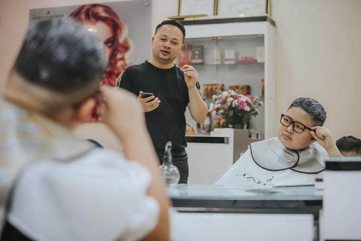 Ngay sau khi đoạn clip được đăng tải, dân mạng đã tìm ra danh tính của cậu bé được gọi với biệt danh "tiểu Kim Jong Un".