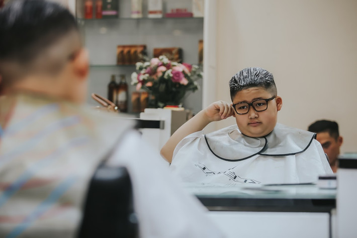 Đó là cậu bé Tô Gia Huy (9 tuổi, Hà Nội), hiện "tiểu Kim Jong Un" đang là học sinh lớp 4 của trường tiểu học Tân Định - Hà Nội.