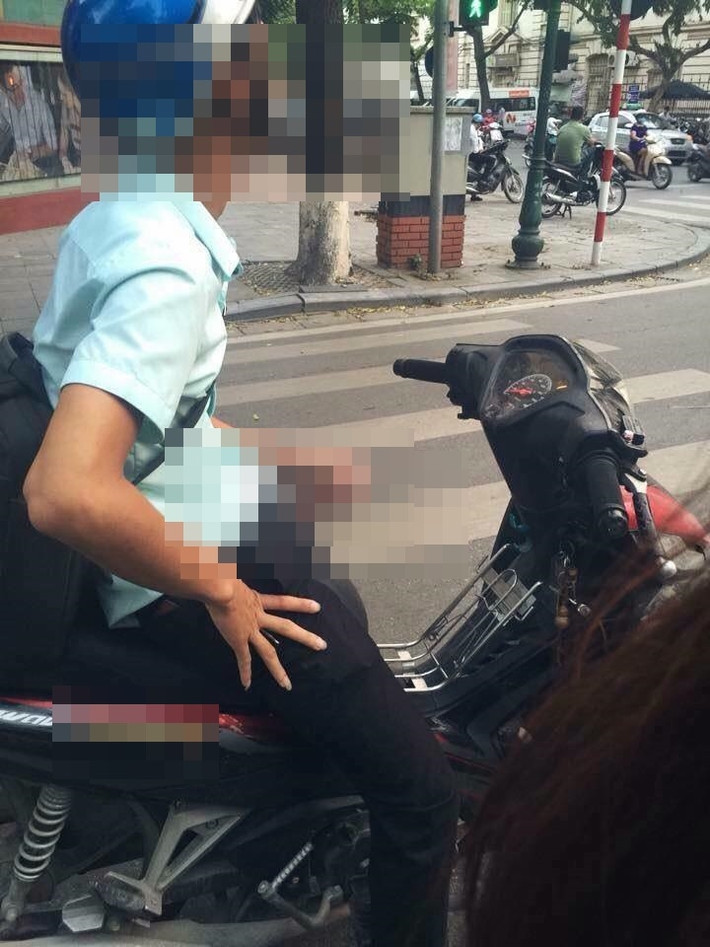 Thậm chí, nhiều trường hợp đã ghi nhận những kẻ biến thái trong lúc chờ đèn đỏ còn "tự xử" giữa đường.