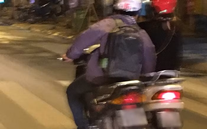 Không chỉ có trong các ngõ vắng, nhiều kẻ biến thái còn táo tợn khi giữa đường đông người chúng lên sờ soạng vòng 2 của những cô gái đang điều khiển xe.