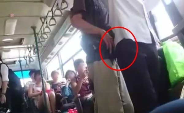 Những pha quấy rối tình dục trên xe buýt không chỉ xuất hiện ở nước ngoài mà tại Việt Nam cũng xảy ra khá nhiều.