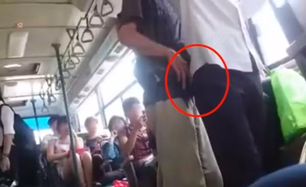 Những pha quấy rối tình dục trên xe buýt không chỉ xuất hiện ở nước ngoài mà tại Việt Nam cũng xảy ra khá nhiều.