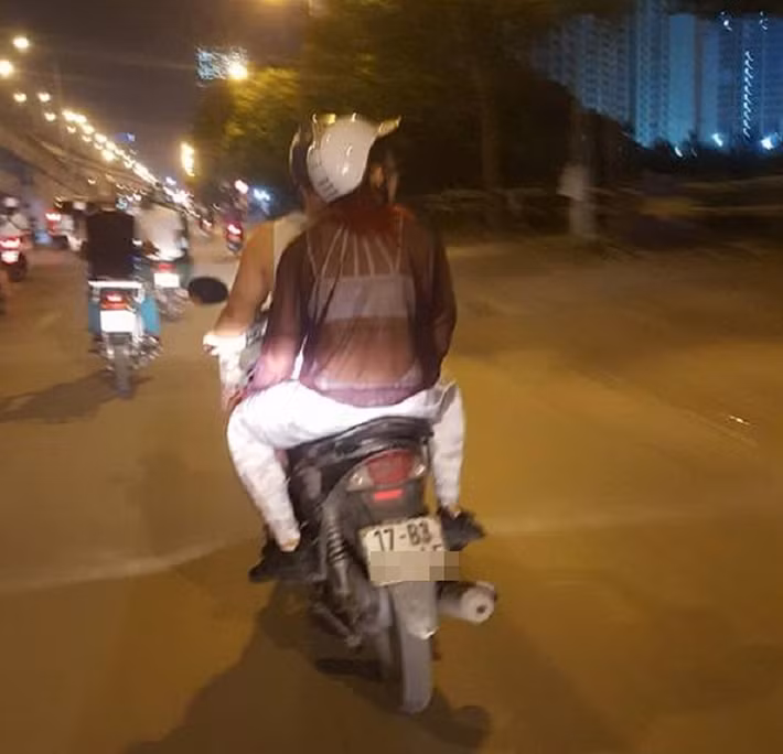 Trước đó, CĐM từng chứng kiến rất nhiều những tình huống khó đỡ với guu thời trang xuyên thấu của hội chị em khi ra đường. Bất kể ngày bình thường hay nắng gắt, nhiều bạn nữ ra đường với phong cách "đốt mắt" người xung quanh.