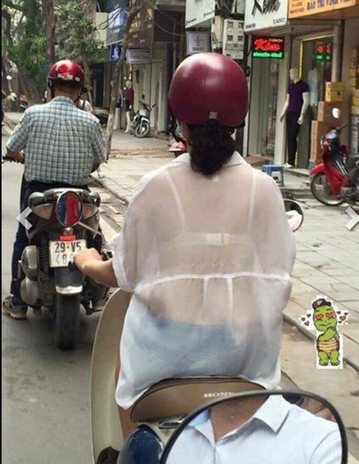 Đa phần CĐM đều đưa ra ý kiến rằng, cô nàng này đang ăn mặc thứ thời trang phản cảm và nó khiến nhiều người đi đường mất tập trung. Thậm chí nhiều người còn để lại bình luận với đại ý rằng "mặc như này, thì cởi luôn ra cho xong".