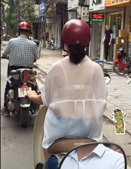 Đa phần CĐM đều đưa ra ý kiến rằng, cô nàng này đang ăn mặc thứ thời trang phản cảm và nó khiến nhiều người đi đường mất tập trung. Thậm chí nhiều người còn để lại bình luận với đại ý rằng "mặc như này, thì cởi luôn ra cho xong".