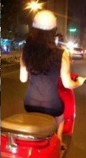 Theo chia sẻ của nickname H.A về bức ảnh cô gái đi xe máy ăn mặc xuyên thấu rằng: "Bắc Ninh làm gì có biển mà cô gái này ăn mặc như ngoài biển thế nhỉ? Thời trang này chỉ đúng với những dịp đi biển thôi bạn ơi! đi xe mà gặp cảnh này bảo sao tai nạn giao thông không nhiều".