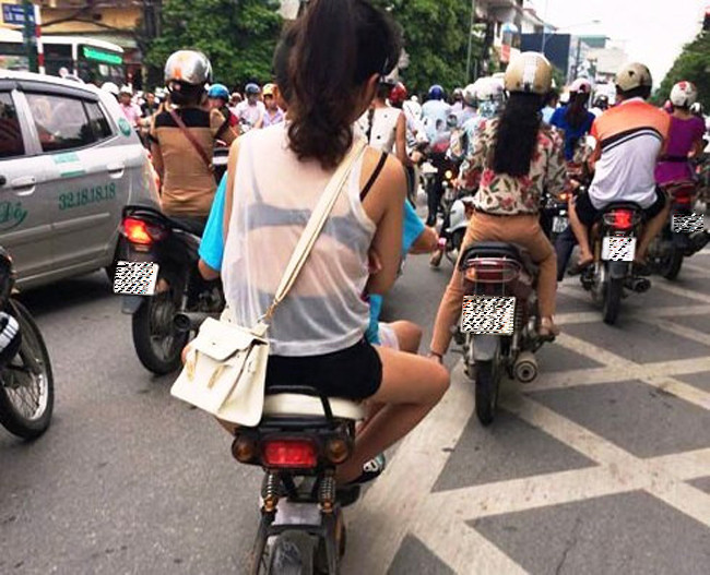 Như đã biết, Việt Nam là đất nước Á Đông vậy nên phẩm chất của người phụ nữ luôn được "giữ gìn" rất quy củ. Dù thời buổi hiện đại nhưng chưa thể phá bỏ đi các nề nếp xưa để ăn mặc kiểu phá cách đến "đáng ngại".