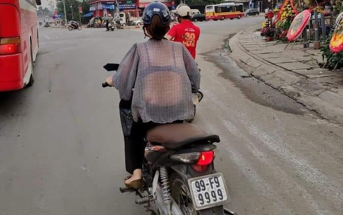 Cụ thể, trong bức ảnh, cô gái điều khiển biển số xe "siêu sang" này mặc chiếc áo cực mỏng, lấp ló phía bên trong là đồ nội y tối màu. Ngay sau khi xuất hiện, cô gái đến từ Bắc Ninh này khiến CĐM đứng hình và đưa ra không ít bình luận đả kích về gu thời trang xuyên thấu khi ra đường.
